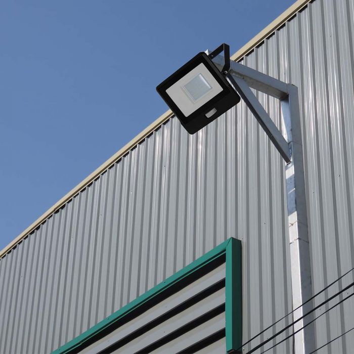 20259-a2_2 LED прожектор със сензор за движение 20W 3000K VT-128S V-TAC черен | Rotozoom